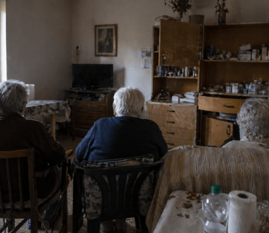 Casa di riposo abusiva scoperta in un appartamento: farmaci scaduti e personale non qualificato