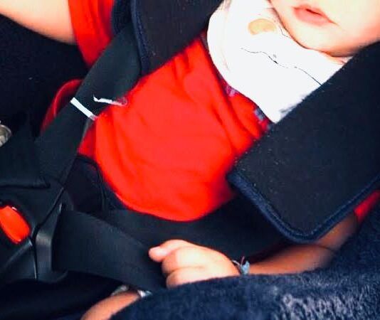 Bambina di sei mesi lasciata in auto sotto il sole: denunciata coppia per abbandono di minore