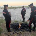 Sorpresi a tagliare cavi elettrici sulla spiaggia: due persone denunciate dai Carabinieri