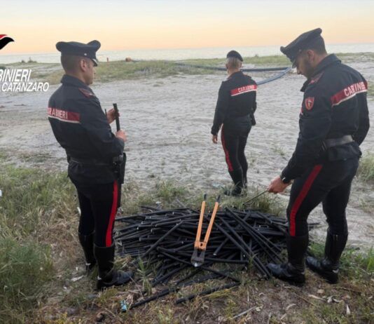 Sorpresi a tagliare cavi elettrici sulla spiaggia: due persone denunciate dai Carabinieri