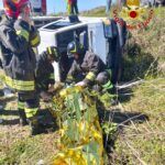 Perde il controllo del mezzo e finisce in una scarpata: un ferito