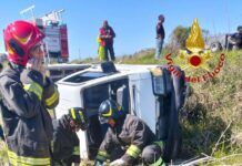 Perde il controllo del mezzo e finisce in una scarpata: un ferito