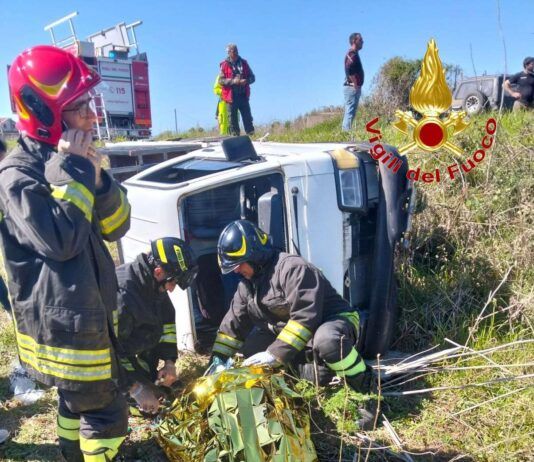 Perde il controllo del mezzo e finisce in una scarpata: un ferito