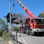 Probabile guasto al freno – Compattatore dei rifiuti in sosta travolge auto e finisce in un cortile privato