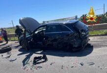 Violento scontro tra auto: un morto e quattro feriti