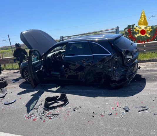 Violento scontro tra auto: un morto e quattro feriti