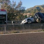 Violento scontro tra due auto: conducenti feriti e strada bloccata
