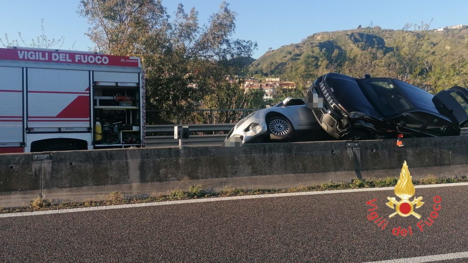 Violento scontro tra due auto: conducenti feriti e strada bloccata ...