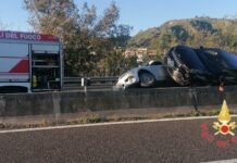 Scontro tra due auto: feriti lievi ma traffico nel caos