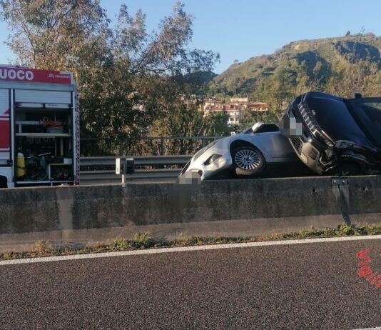 Violento scontro tra due auto: conducenti feriti e strada bloccata