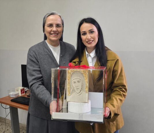 Rosarno, visita canonica di Suor Lidia Strzelczyk: incontro con i fedeli e l’artista Maria Morgante