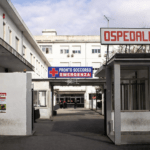 Tragedia all’ospedale Jazzolino di Vibo Valentia: uomo si lancia dalla finestra del reparto Medicina