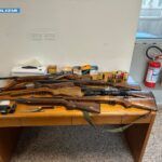 Spaccio di droga e armi illegali: arresto e denuncia dopo perquisizione