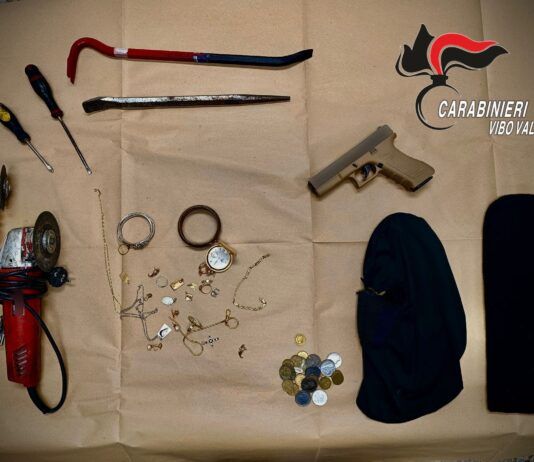 Ricettazione e possesso di attrezzi da scasso: fermate due persone