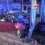 Auto investe una giovane donna e si schianta contro un palo: due feriti in codice rosso