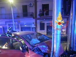 Auto investe una giovane donna e si schianta contro un palo: due feriti in codice rosso