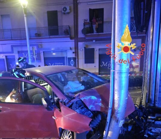 Auto investe una giovane donna e si schianta contro un palo: due feriti in codice rosso