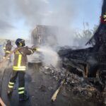 Paura sulla SS280: camion in fiamme, traffico paralizzato e intervento dei soccorsi