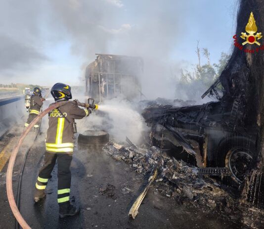 Paura sulla SS280: camion in fiamme, traffico paralizzato e intervento dei soccorsi