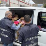 Giro d’Italia, sequestrati 14 mila gadget irregolari: maxi sanzione della Guardia di Finanza