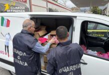 Giro d’Italia, sequestrati 14 mila gadget irregolari: maxi sanzione della Guardia di Finanza