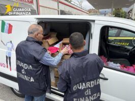 Giro d’Italia, sequestrati 14 mila gadget irregolari: maxi sanzione della Guardia di Finanza