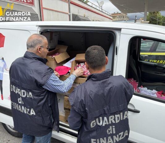 Giro d’Italia, sequestrati 14 mila gadget irregolari: maxi sanzione della Guardia di Finanza