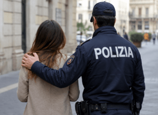 Donna tenta suicidio, agenti di Polizia le salvano la vita