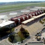 Aggressione all’aeroporto di Lamezia Terme: pilota di Canadair accoltellato nel parcheggio, è in codice rosso