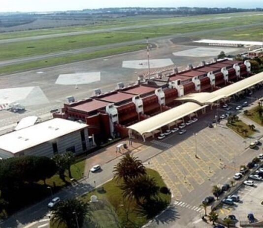 Aggressione all’aeroporto di Lamezia Terme: pilota di Canadair accoltellato nel parcheggio, è in codice rosso