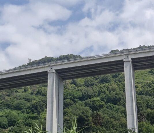 Si lancia dal ponte di Pizzo sull’A2: morto un 46enne