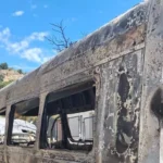 Scuolabus in fiamme dopo la discesa degli alunni, nessun ferito