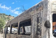 Scuolabus in fiamme dopo la discesa degli alunni, nessun ferito
