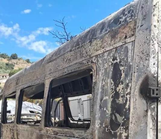Scuolabus in fiamme dopo la discesa degli alunni, nessun ferito