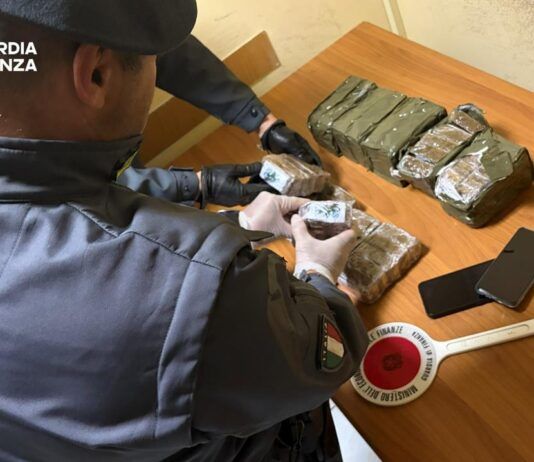 Traffico di droga sulla SS18: sequestrati oltre 8 kg di hashish, arrestato un corriere