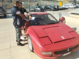 Auto trasformata in falsa Ferrari e messa in vendita: sequestro e distruzione dei componenti contraffatti