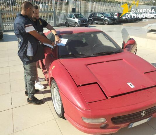 Auto trasformata in falsa Ferrari e messa in vendita: sequestro e distruzione dei componenti contraffatti