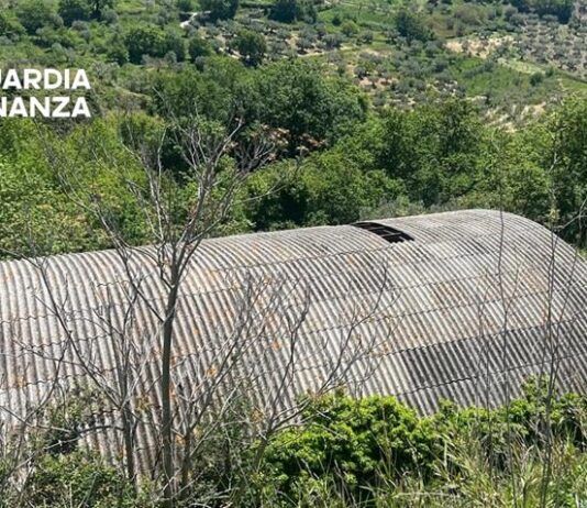 Maxi sequestro di amianto: scoperta enorme area contaminata con coperture in Eternit