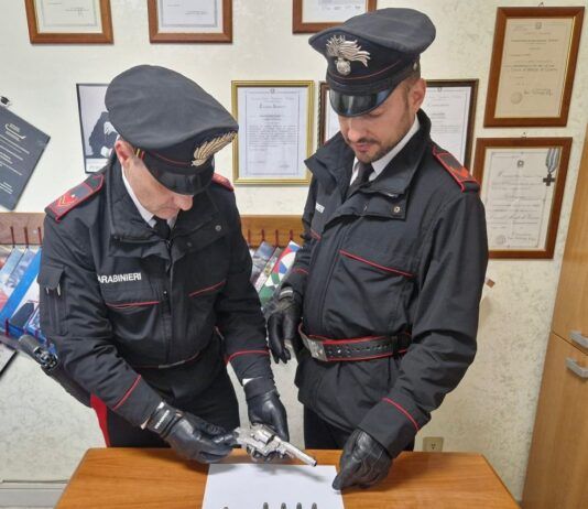 Arma clandestina nascosta in un casolare: arrestato un pensionato di 84 anni