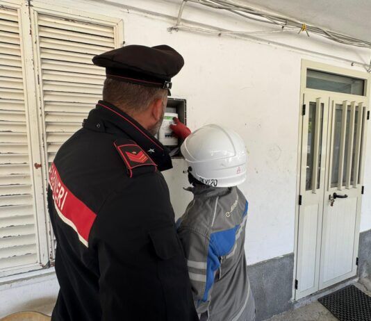 Scoperto doppio allaccio abusivo alla rete elettrica: denunciata una 55enne