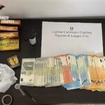 Droga e contanti nascosti in casa: arrestato 30enne, sequestrati hashish, cocaina e 35mila euro