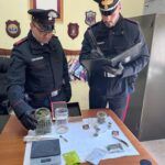 Droga in auto e in casa: denunciato un uomo per spaccio, sequestrata marijuana