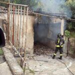 Incendio in un magazzino: danni alla struttura, nessun ferito