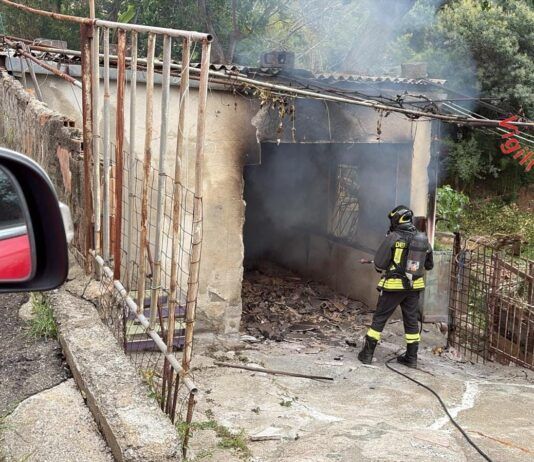 Incendio in un magazzino: danni alla struttura, nessun ferito