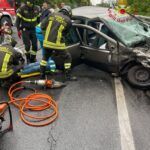 Violento schianto tra due auto: feriti estratti dalle lamiere