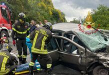 Violento schianto tra due auto: feriti estratti dalle lamiere
