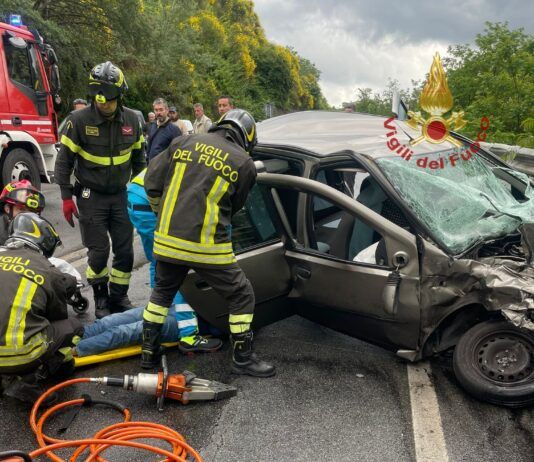 Violento schianto tra due auto: feriti estratti dalle lamiere
