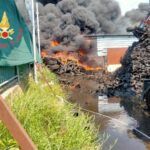 Paura nella zona industriale: maxi incendio di pneumatici, chiusa la Statale 18