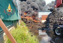 Paura nella zona industriale: maxi incendio di pneumatici, chiusa la Statale 18