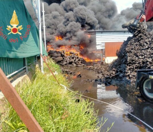 Paura nella zona industriale: maxi incendio di pneumatici, chiusa la Statale 18